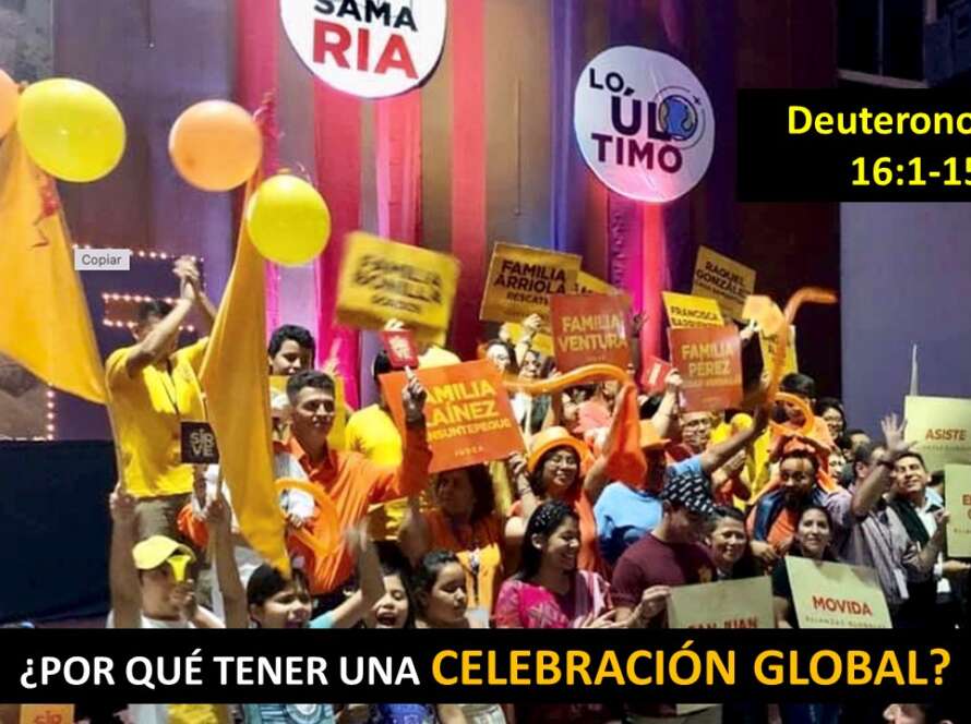 Una fotografía que muestra a una multitud de gente vestida en tonos amarillos. Algunos llevan letreros que dicen "samaria" y "lo último de la tierra". Están al interior de un templo, lanzando globos y festejando con rostros alegres. Sobre rectángulos negros están los textos "Deuteronomio 16:1-15" y "por qué tener una celebración global?"