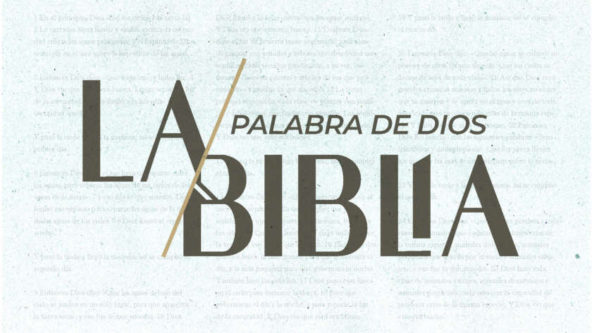 Un fondo blanco con el texto de Génesis 1 en tres columnas muy claras, casi no se puede leer. Sobre eso como fondo está el texto en letras grandes y gruesas "La Biblia" y en letras más pequeñas y delgadas, "Palabra de Dios"