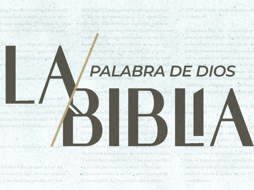 Un fondo blanco con el texto de Génesis 1 en tres columnas muy claras, casi no se puede leer. Sobre eso como fondo está el texto en letras grandes y gruesas "La Biblia" y en letras más pequeñas y delgadas, "Palabra de Dios"