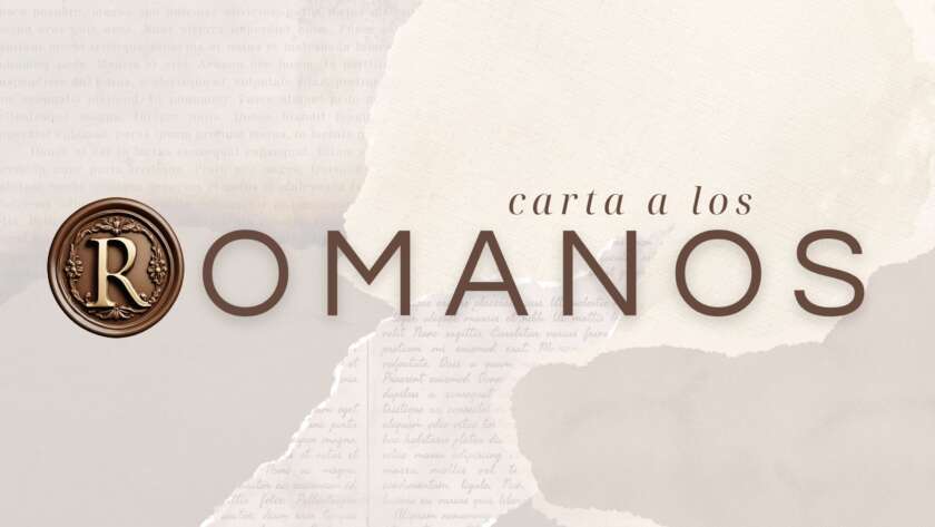 Un fondo creado con pedazos de papel de diferentes tipos, todos en tonos café y crema. Algunos tienen algo escrito pero no se alcanza a distinguir. Sobre ese fondo, algo deslavado, está el texto "carta a los Romanos", en el que la R simula un sello de cera.