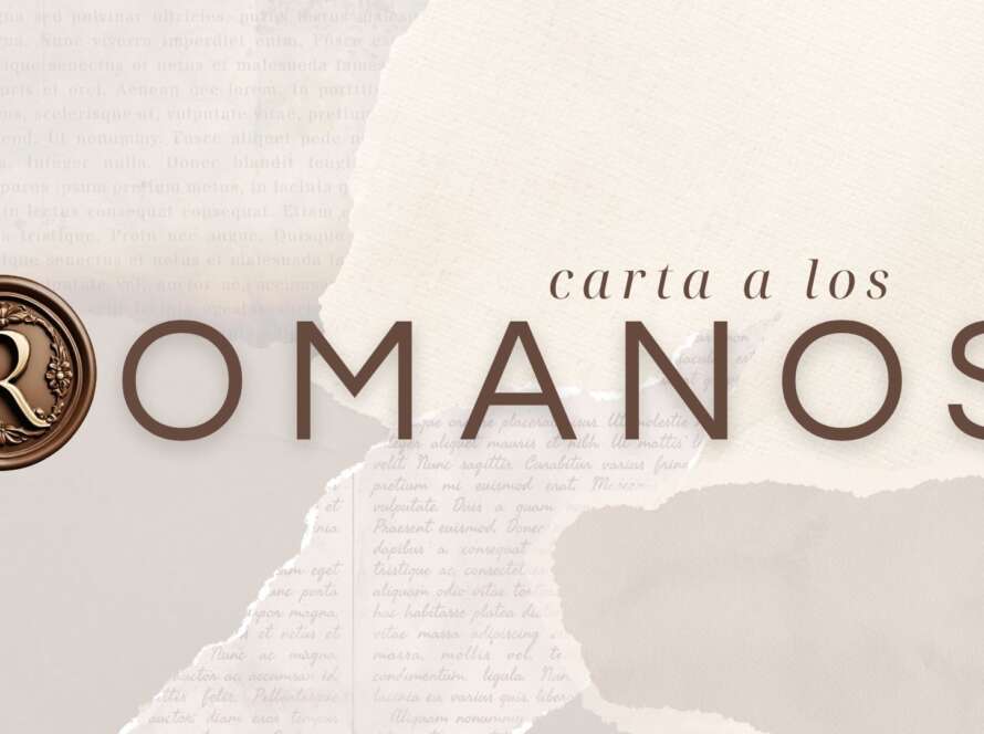 Un fondo creado con pedazos de papel de diferentes tipos, todos en tonos café y crema. Algunos tienen algo escrito pero no se alcanza a distinguir. Sobre ese fondo, algo deslavado, está el texto "carta a los Romanos", en el que la R simula un sello de cera.